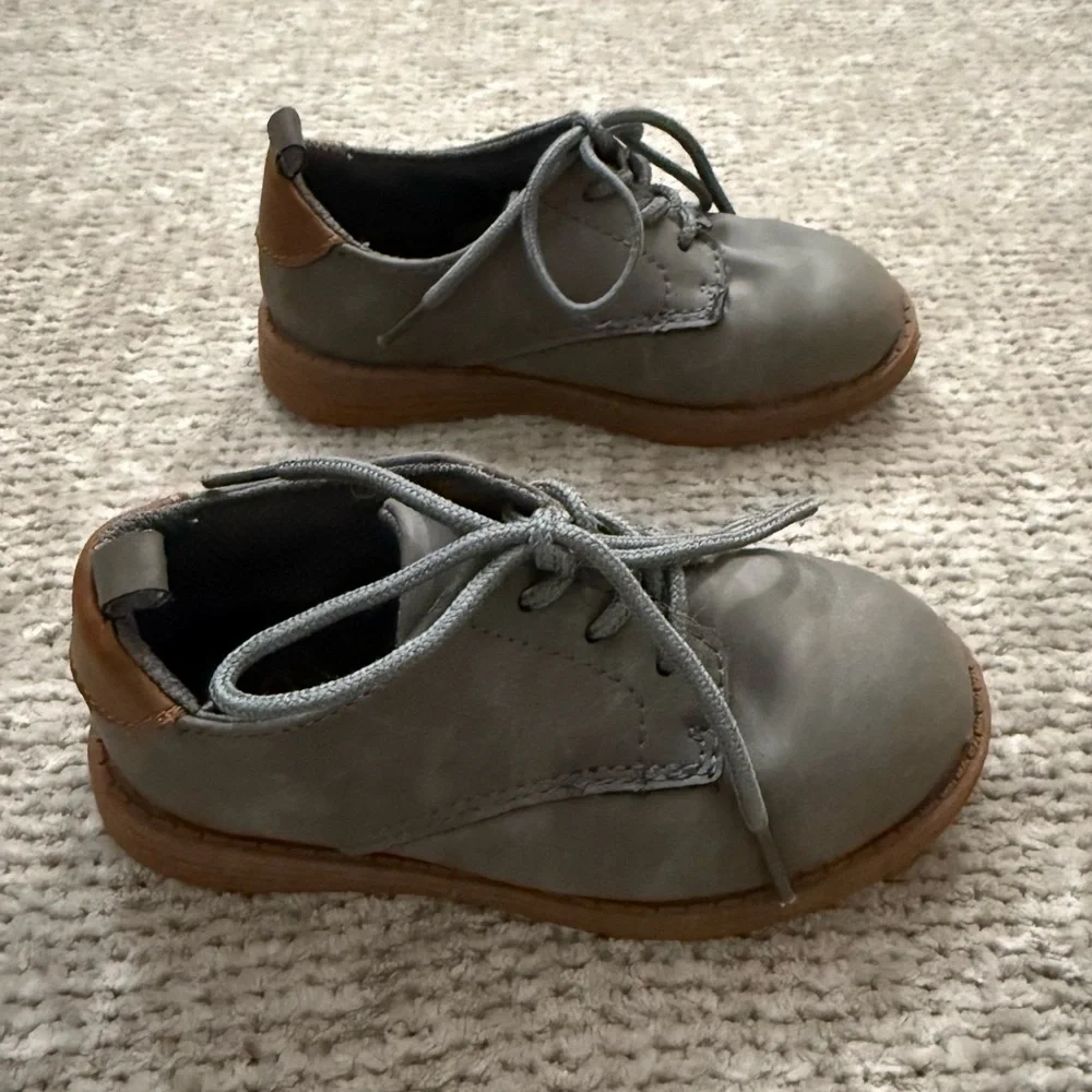 OshKosh B’gosh Gray Dress Shoes‎ Boys Size 8 Leather Look Casual Oxford